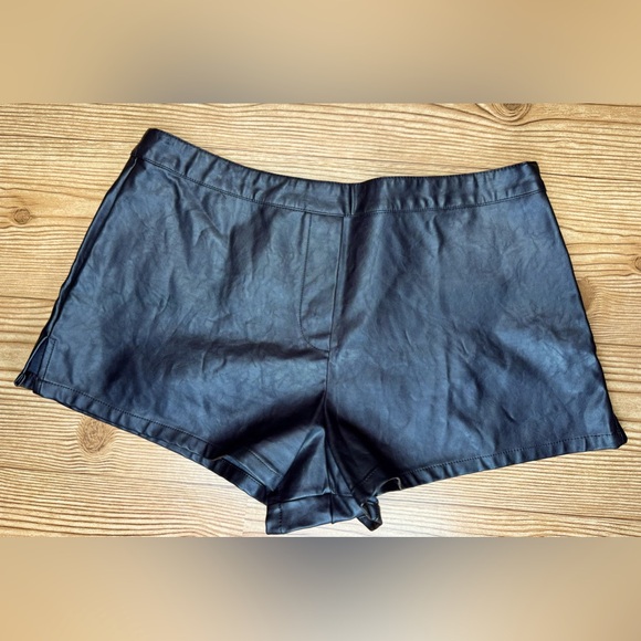 Victoria's Secret Pants - NWOT Women’s Victoria’s Secret Vegan Leather Short Shorts Sz S Hotpants Rock